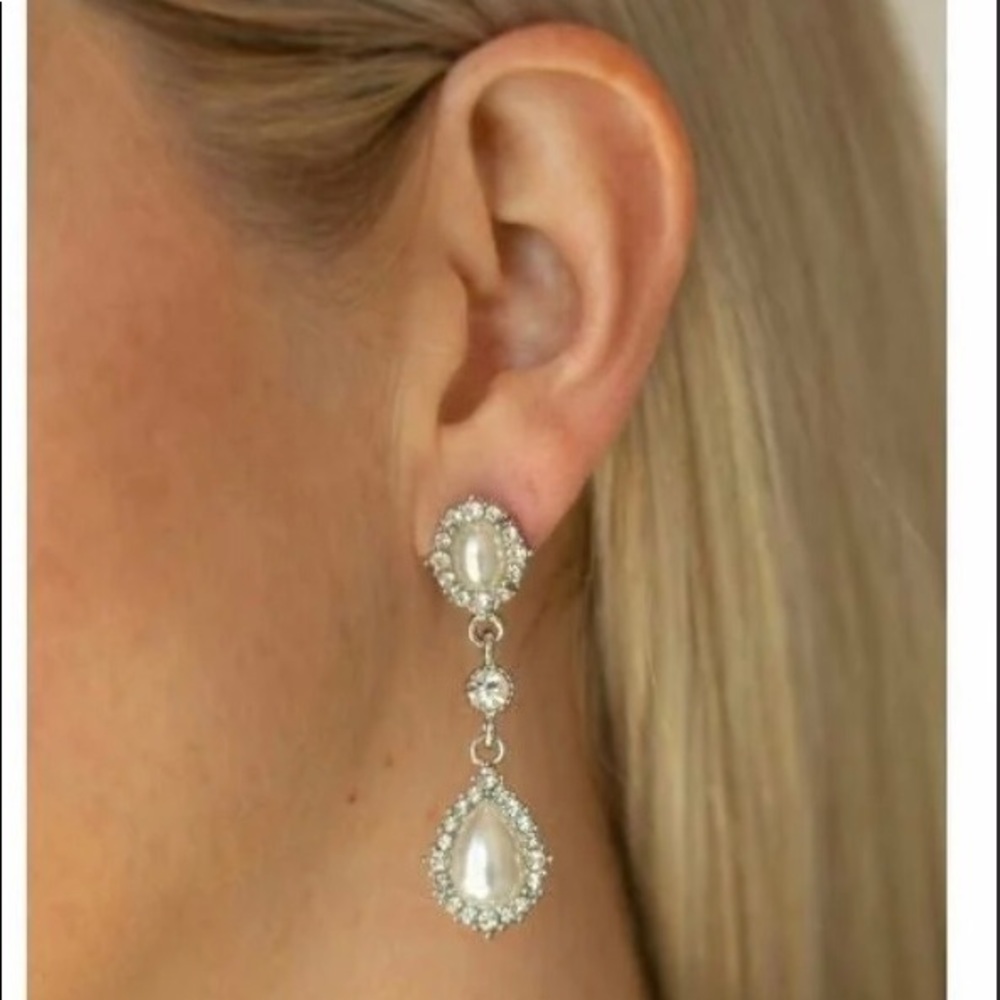 Top seller ladies pearl earrings.